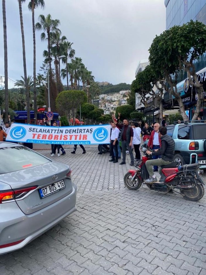 Ekrem İmamoğlu'nun Antalya mitinginde pankart açıldı: 'Selahattin Demirtaş teröristtir'