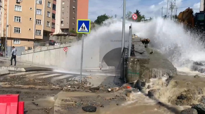 İstanbul'da su borusu patladı: Yolları göle çevirdi