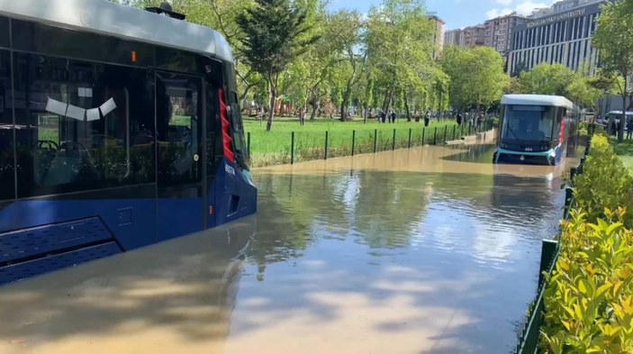 İstanbul'da su borusu patladı: Yolları göle çevirdi