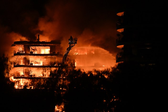 İzmir Narlıdere'deki bina yangınına ilk müdahaleyi orman işçileri yaptı