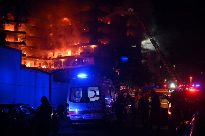 İzmir Narlıdere'deki bina yangınına ilk müdahaleyi orman işçileri yaptı