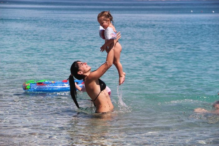 Antalya'da bahar havası! Güneşli havayı gören sahillere akın etti