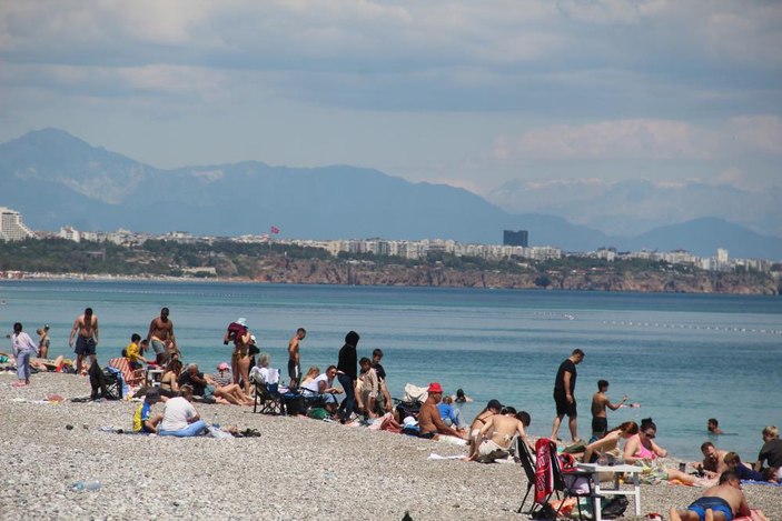 Antalya'da bahar havası! Güneşli havayı gören sahillere akın etti