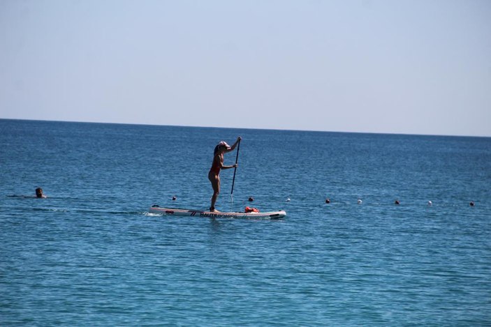 Antalya'da bahar havası! Güneşli havayı gören sahillere akın etti