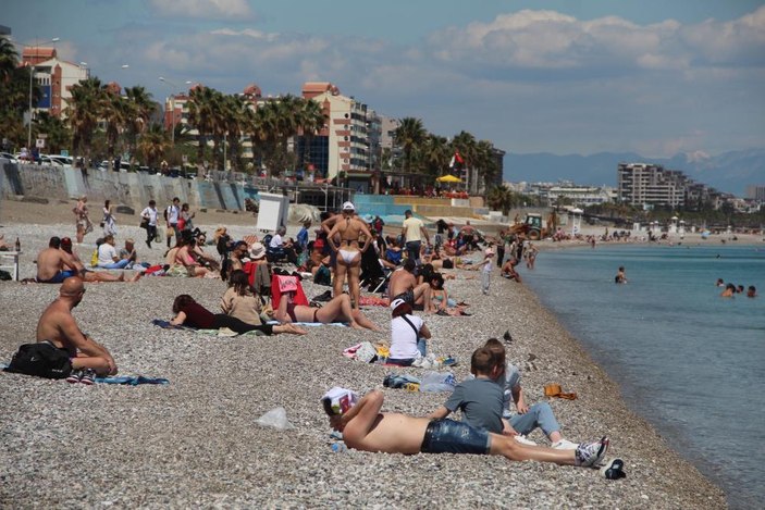 Antalya'da bahar havası! Güneşli havayı gören sahillere akın etti