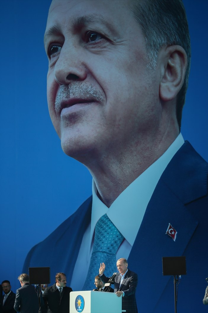 Cumhurbaşkanı Erdoğan İzmir mitingine kazandıran ceketi ile çıktı