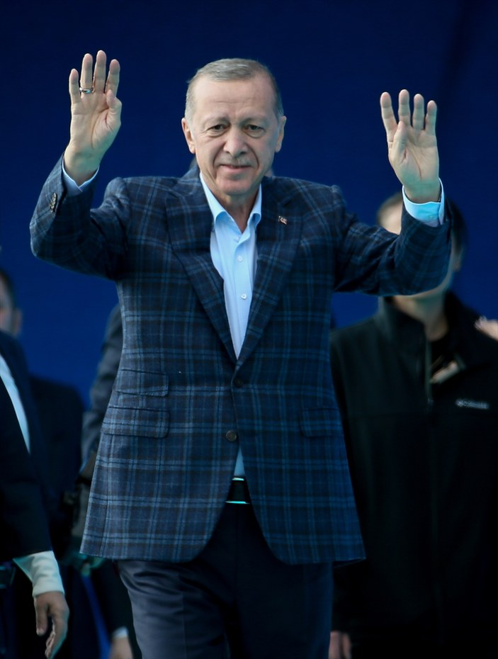 Cumhurbaşkanı Erdoğan İzmir mitingine kazandıran ceketi ile çıktı