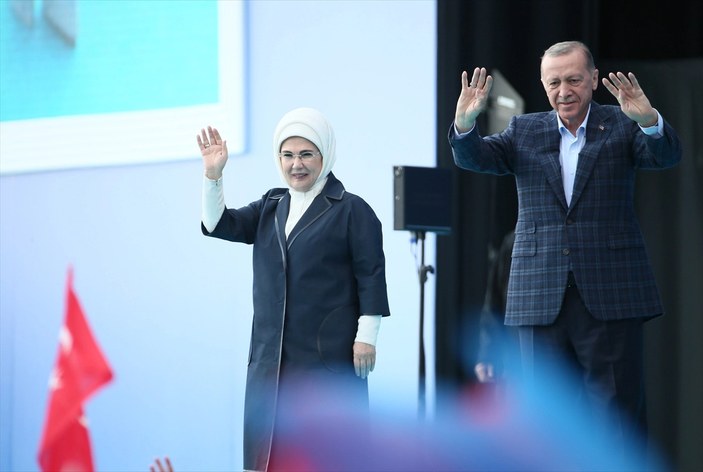 Cumhurbaşkanı Erdoğan İzmir mitingine kazandıran ceketi ile çıktı