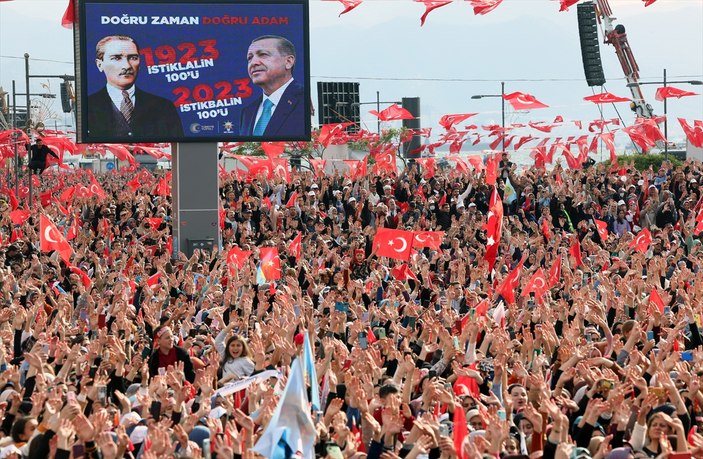 Cumhurbaşkanı Erdoğan İzmir mitingine kazandıran ceketi ile çıktı