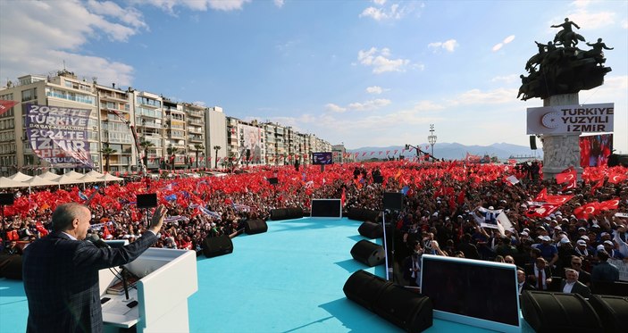 Cumhurbaşkanı Erdoğan İzmir mitingine kazandıran ceketi ile çıktı