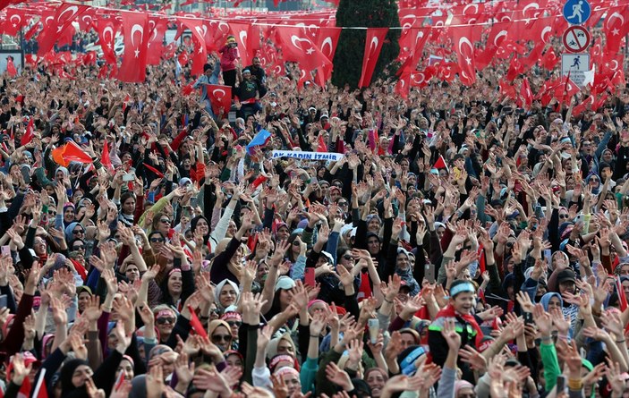 Cumhurbaşkanı Erdoğan İzmir mitingine kazandıran ceketi ile çıktı