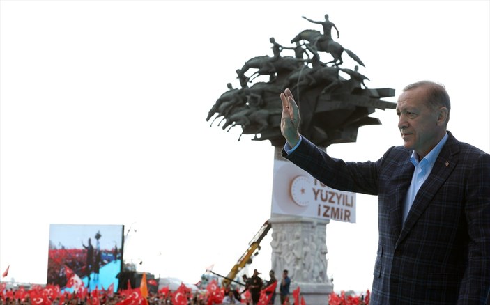 Cumhurbaşkanı Erdoğan İzmir mitingine kazandıran ceketi ile çıktı