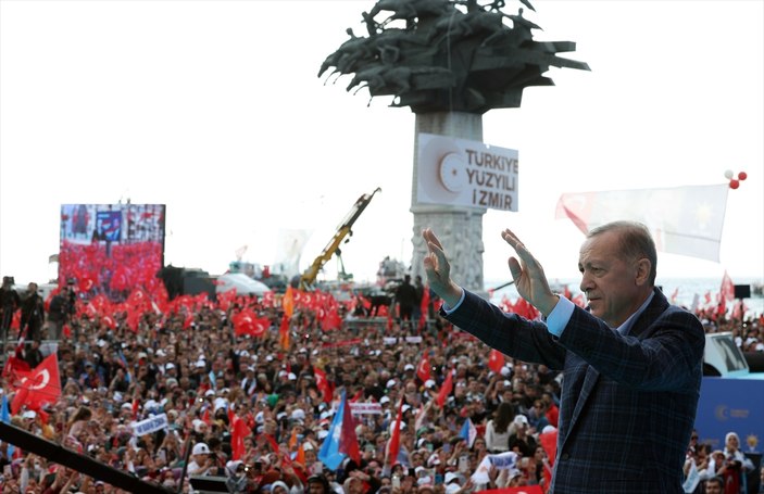 Cumhurbaşkanı Erdoğan İzmir mitingine kazandıran ceketi ile çıktı