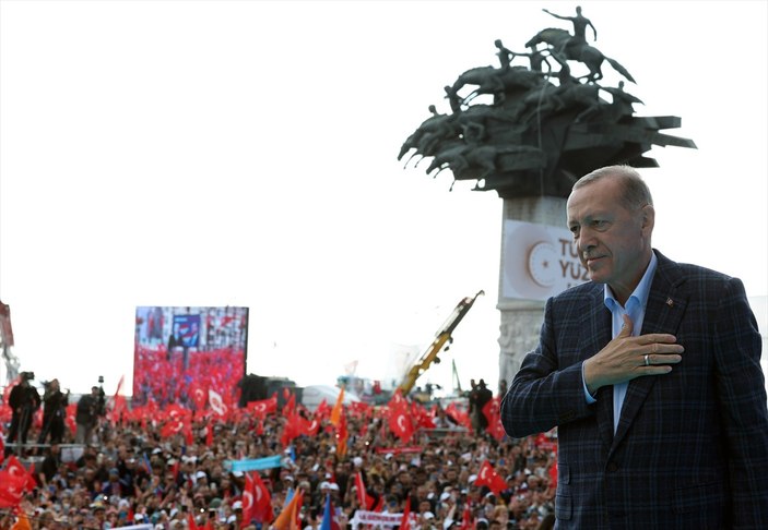 Cumhurbaşkanı Erdoğan İzmir mitingine kazandıran ceketi ile çıktı