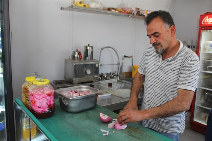 Depremin vurduğu Hatay'da esnaf müşterilerini prefabrik çarşılarda karşılıyor