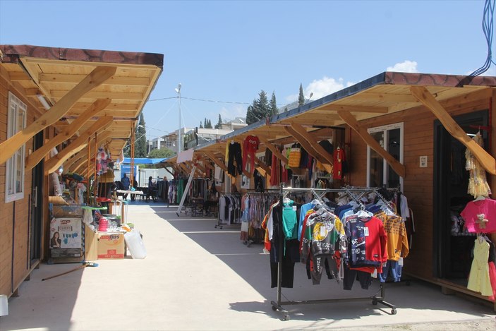 Depremin vurduğu Hatay'da esnaf müşterilerini prefabrik çarşılarda karşılıyor