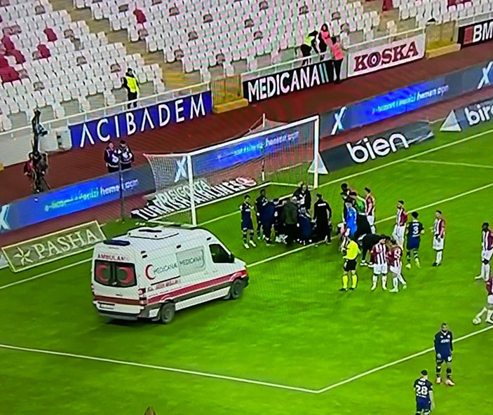 Enner Valencia, Sivasspor maçında ambulansla oyun kenarına geldi
