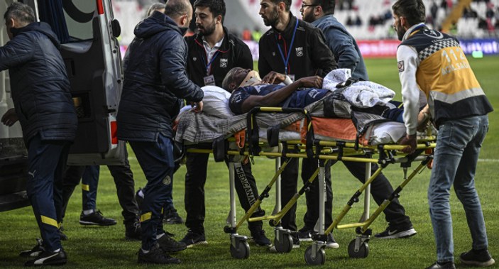 Enner Valencia, Sivasspor maçında ambulansla oyun kenarına geldi
