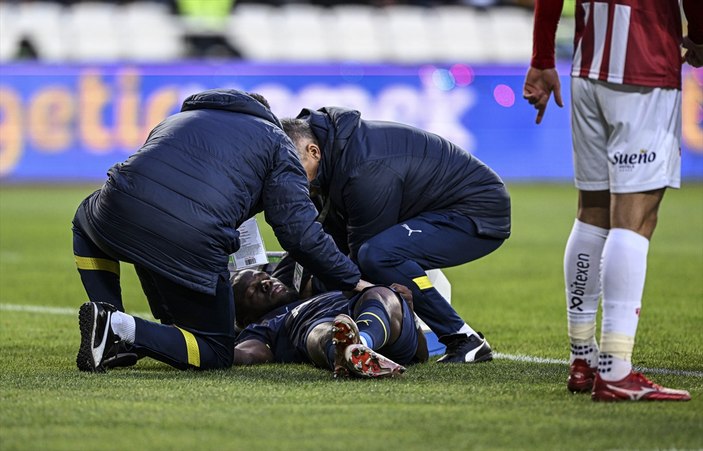 Enner Valencia, Sivasspor maçında ambulansla oyun kenarına geldi