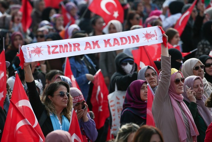 İzmir'de AK Parti miting alanını coşkulu kalabalık doldurdu