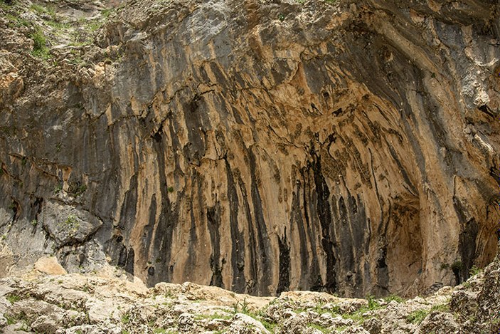 Kahramanmaraş'ta kırlangıçların kayalara yaptıkları yuvalar, depremde zarar görmedi