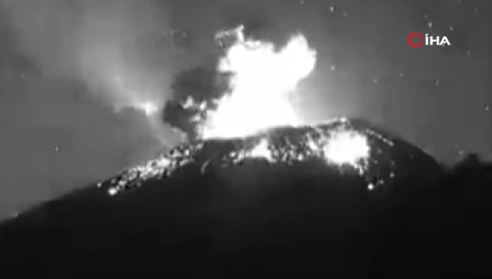 Meksika'daki Popocatepetl Yanardağı'ndan kül yağışı