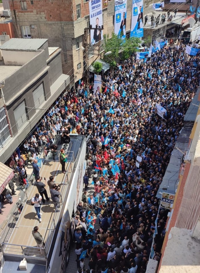 Meral Akşener katılımın az olduğu mitinglerinden sonra Urfalılarla sokakta bir araya geldi