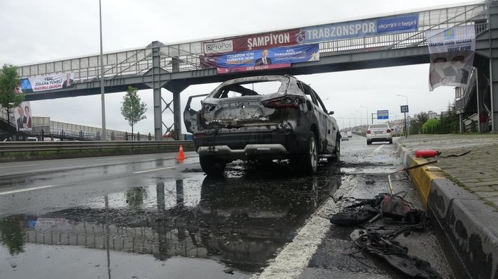 Trabzon'da seyir halindeki lüks cip alev alev yandı: Sürücü şans eseri kurtuldu