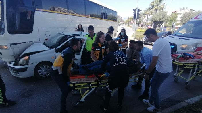 Antalya�daki kaza sonras� kaybetti�i cep telefonunu bulmadan ambulansa binmedi