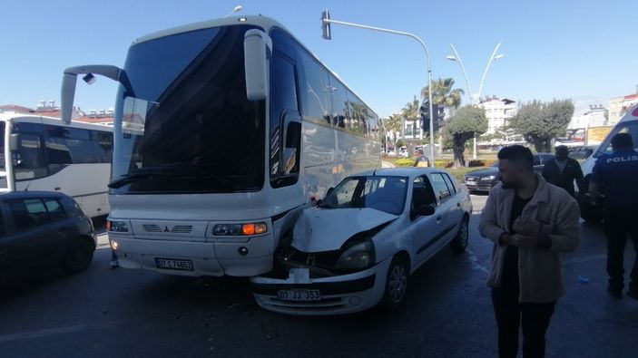 Antalya�daki kaza sonras� kaybetti�i cep telefonunu bulmadan ambulansa binmedi