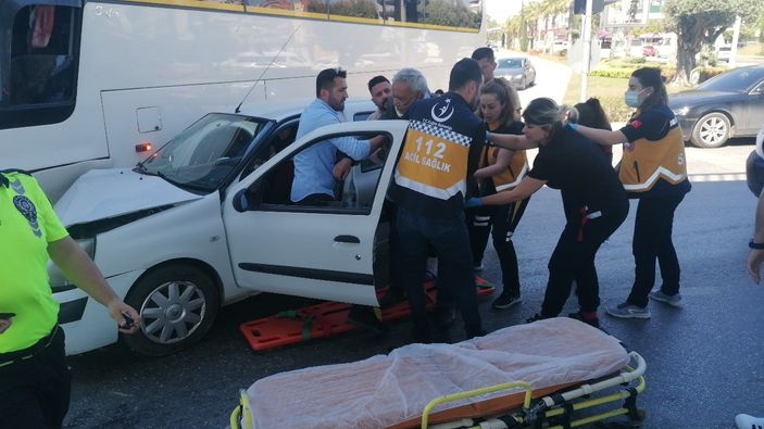 Antalya�daki kaza sonras� kaybetti�i cep telefonunu bulmadan ambulansa binmedi