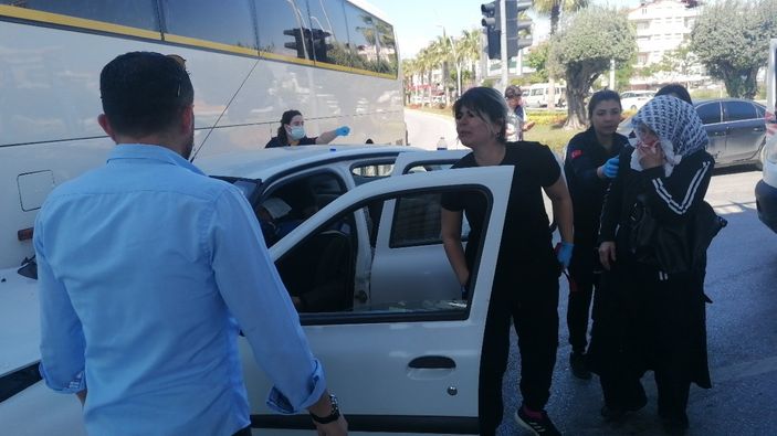 Antalya�daki kaza sonras� kaybetti�i cep telefonunu bulmadan ambulansa binmedi