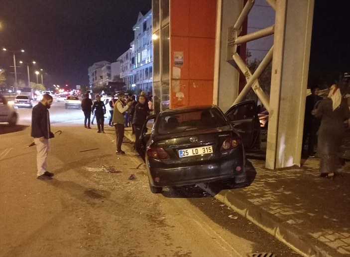 Bingöl'de iki otomobilin çarpıştı: 10 kişi yaralandı