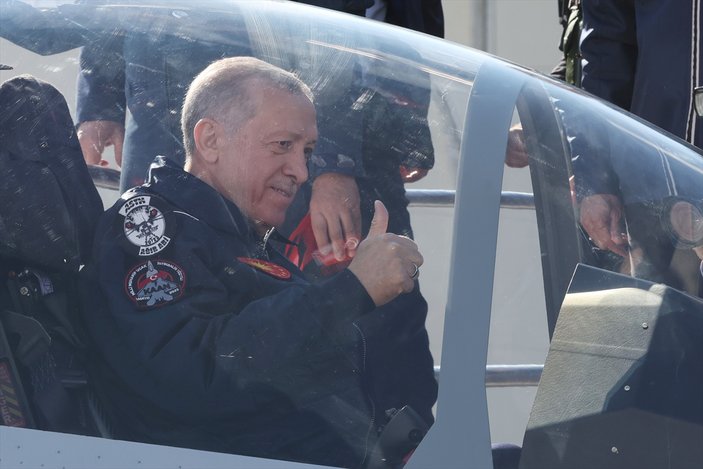 Cumhurbaşkanı Erdoğan, 'KAAN'a imzasını attı, koltuğuna oturdu