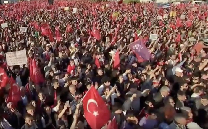 İzmir'de Meral Akşener konuşurken HDP flaması sallandı