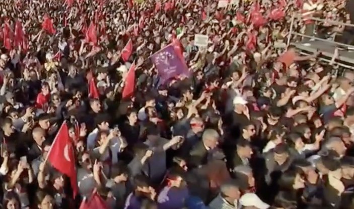 İzmir'de Meral Akşener konuşurken HDP flaması sallandı