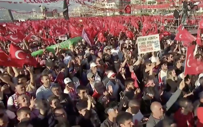 İzmir'de Meral Akşener konuşurken HDP flaması sallandı