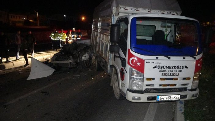 Uşak'ta otomobil büyükbaş hayvan yüklü kamyonete çarptı: 5 kişi yaralandı