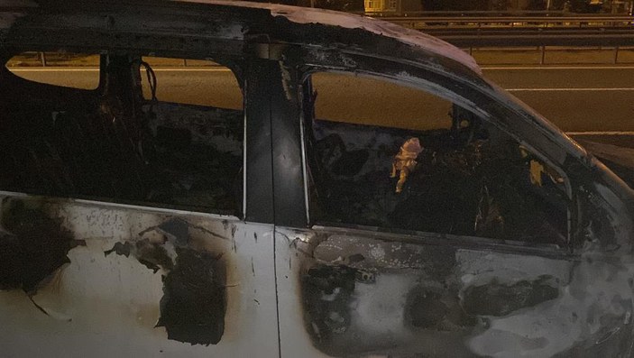 İstanbul Sultanbeyli'de otomobil alev topuna döndü