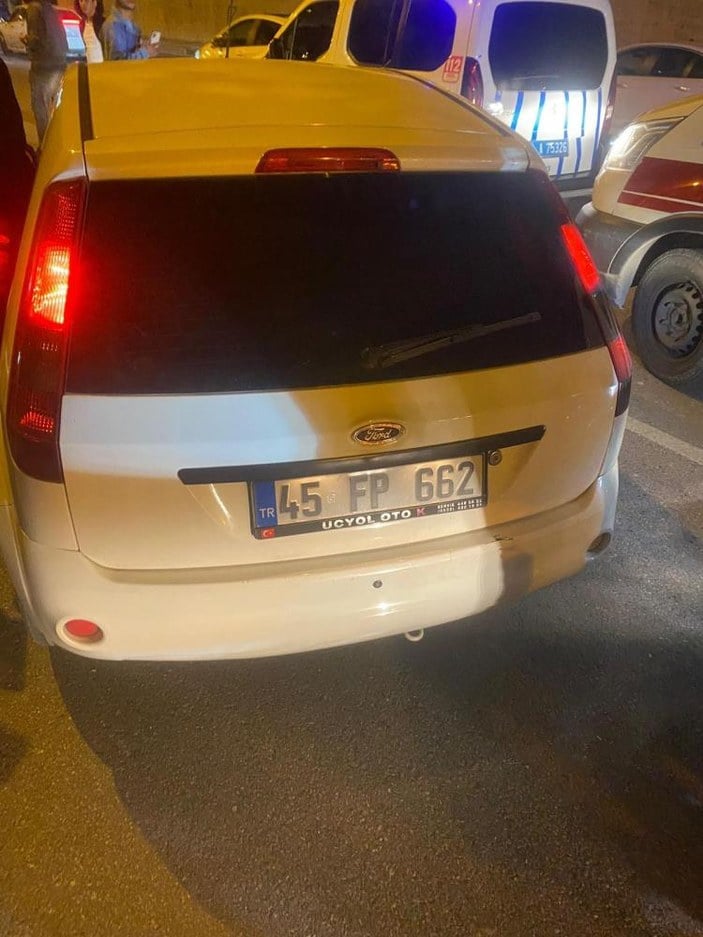 İzmir'de annesiyle birlikte otomobil çarpan 2 yaşındaki çocuk can verdi