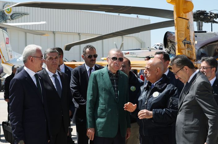 Cumhurbaşkanı Erdoğan yangın söndürme uçağını imzalayarak 'NEFES' ismini yazdı