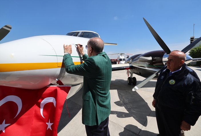 Cumhurbaşkanı Erdoğan yangın söndürme uçağını imzalayarak 'NEFES' ismini yazdı