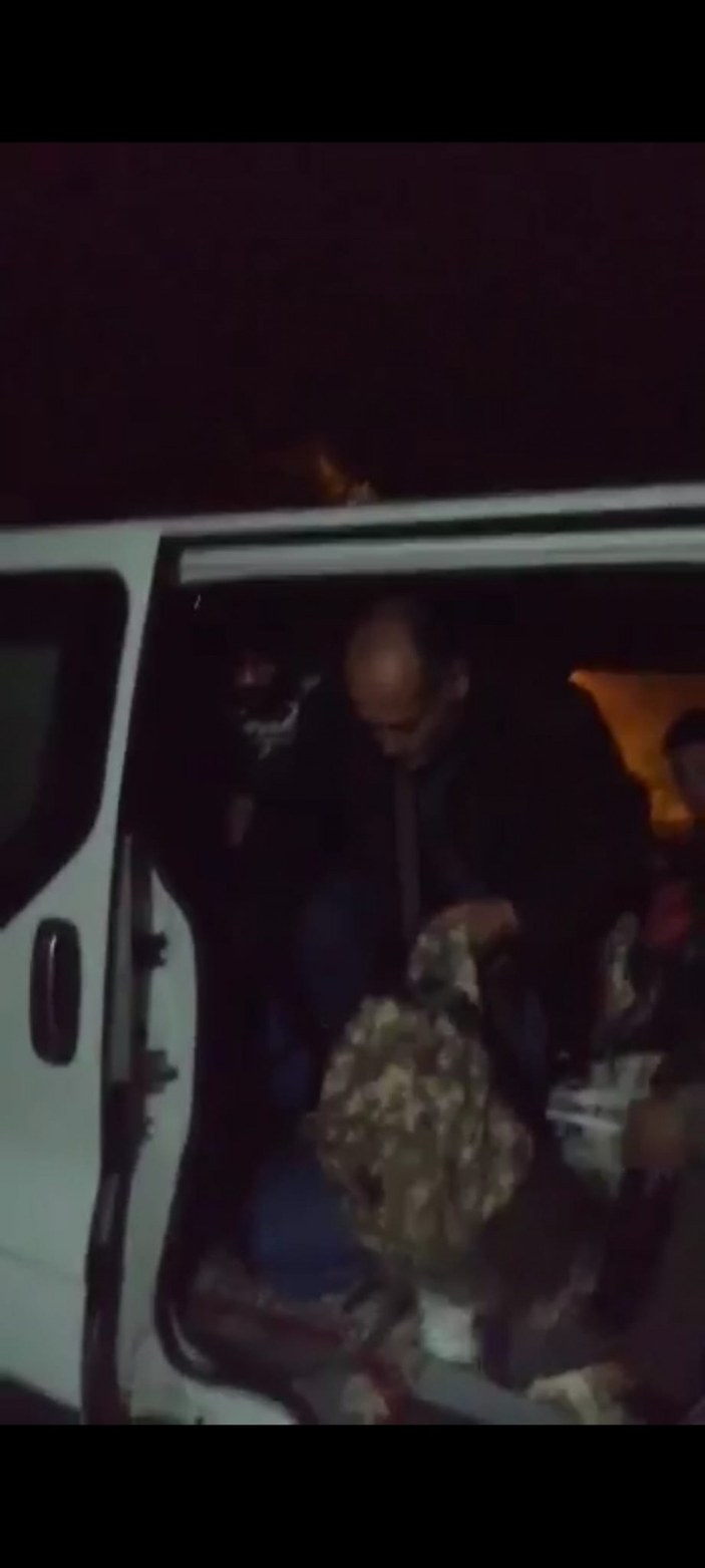 Muğla'da 9 kişilik hafif ticari araçtan 26 kaçak göçmen çıktı