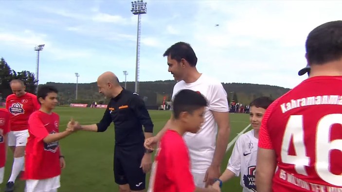 Murat Kurum ve ünlü futbolcular depremzedeler için sahaya çıktı