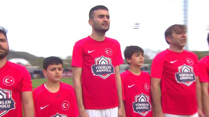 Murat Kurum ve ünlü futbolcular depremzedeler için sahaya çıktı