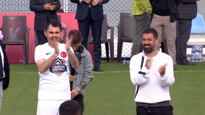Murat Kurum ve yıldız futbolcular depremzedeler için sahaya çıktı