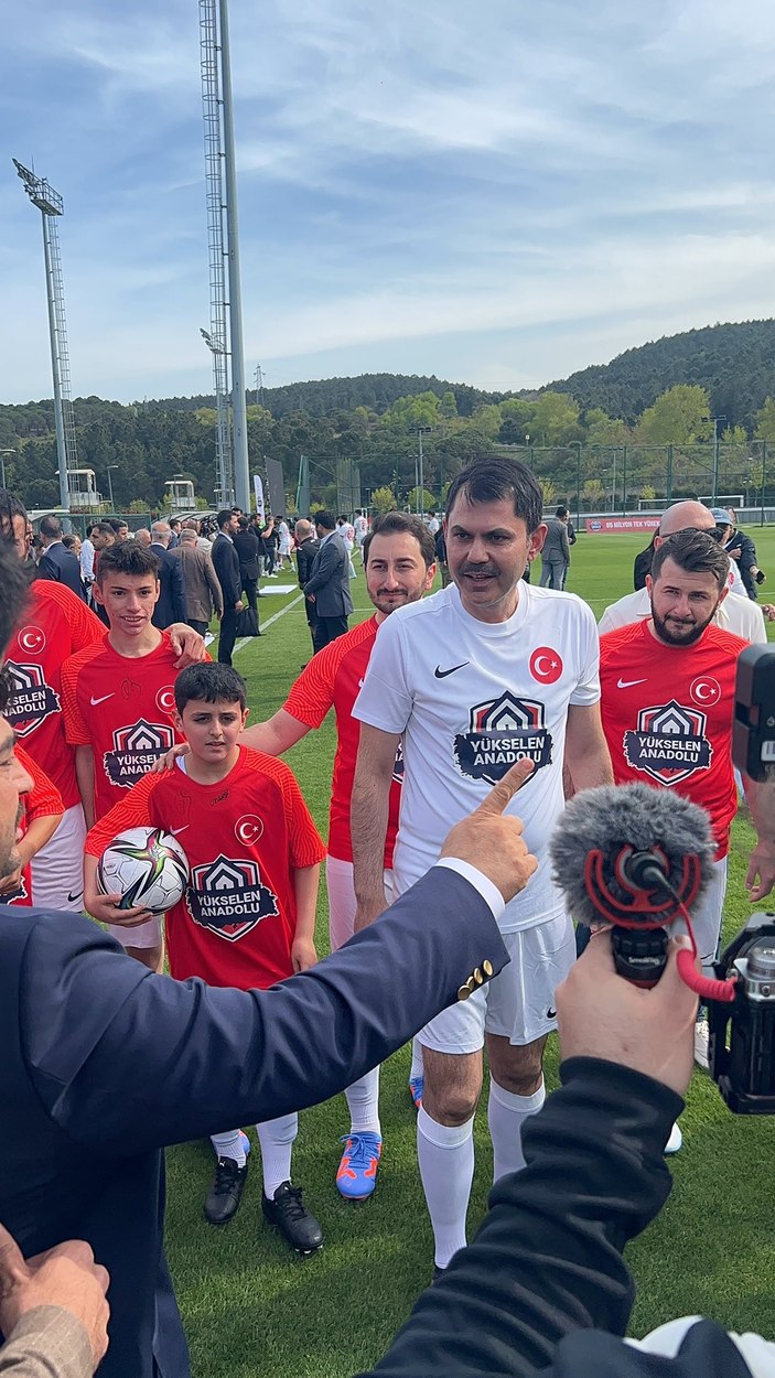 Murat Kurum ve yıldız futbolcular depremzedeler için sahaya çıktı