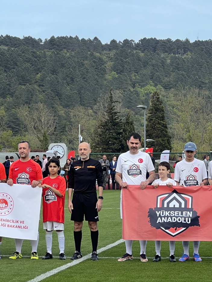 Murat Kurum ve yıldız futbolcular depremzedeler için sahaya çıktı
