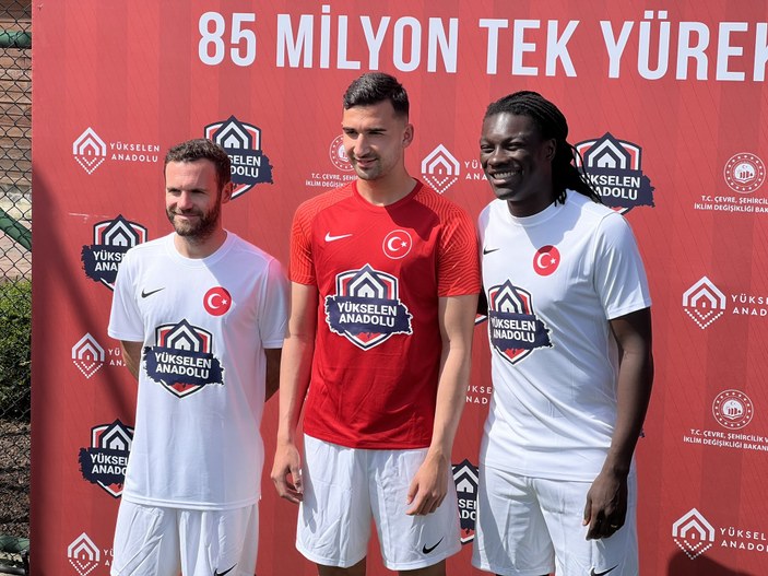 Murat Kurum ve yıldız futbolcular depremzedeler için sahaya çıktı
