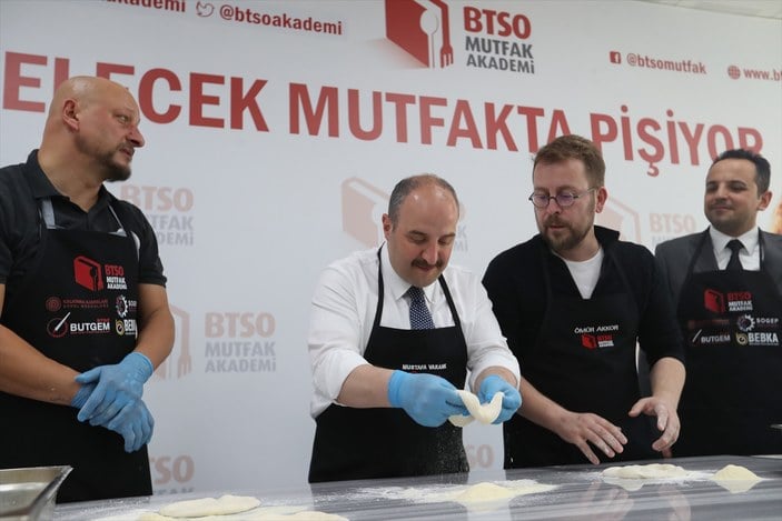 Bakan Mustafa Varank Bursa'da cantık pidesi ve süt helvası yaptı